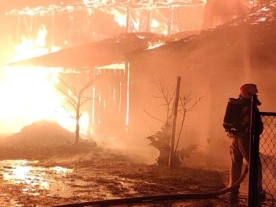 Podpalił posiadłość znajomych, a później… wpadł do nich na kawusię. Kuriozalne okoliczności pożaru w Kościerzynie