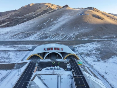 Chiny z najdłuższym autostradowym tunelem na świecie. 22 km pod górami