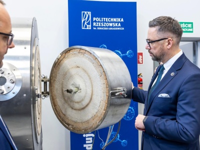 Substancje żrące, łatwopalne i wybuchowe. Politechnika Rzeszowska ma magazyn chemiczny za 11,5 mln zł