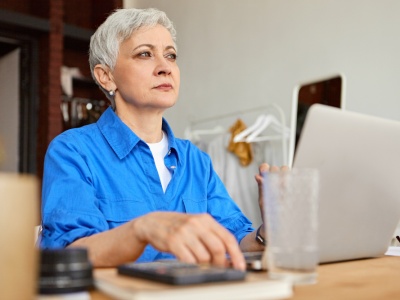 Zamiast emerytury – zmiana kariery. To coraz częstszy scenariusz dla osób 50+