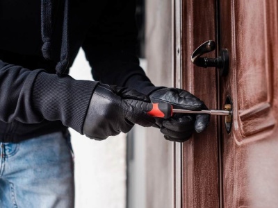 Mały kawałek papieru w drzwiach może oznaczać włamanie. Policja ostrzega mieszkańców