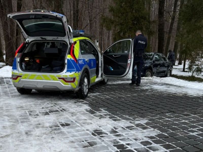 Samochód spadł z murku i uderzył w drzewo. W tle alkohol