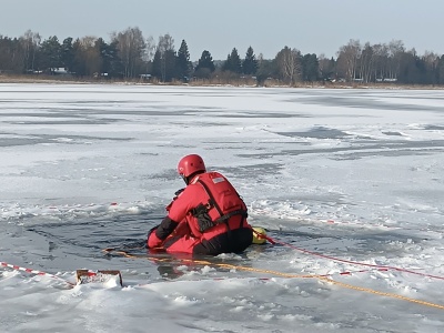 Krok od tragedii. Mężczyzna wpadł do przerębla w jeziorze
