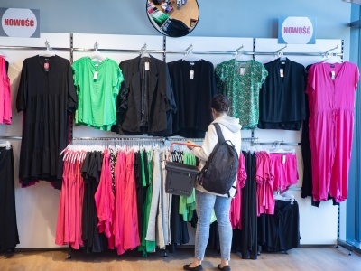 Rynek odzieży i obuwia w Polsce zwalnia. Giganci rosną