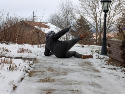 Odszkodowanie za wypadek na śliskim chodniku. Tyle dostanie poszkodowany za złamaną rękę