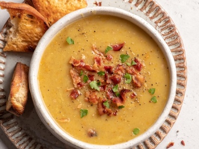Sycąca zupa z soczewicy z chrupiącym boczkiem. W sam raz na zimowy obiad