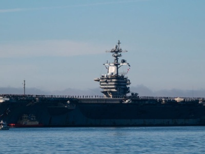 Amerykański lotniskowiec płynie w stronę Iranu. 