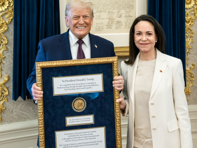 Medal noblowski przekazany Trumpowi. 