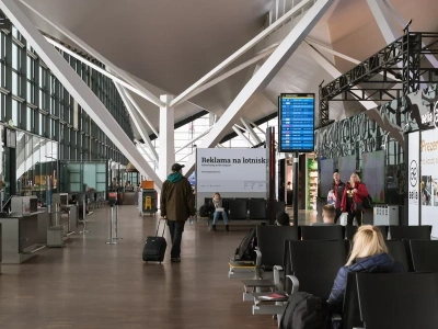 Niemiła niespodzianka na parkingu. Pasażerowie nie mogli opuścić lotniska