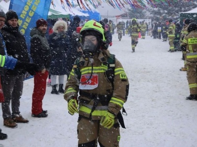 Medalowy bieg z 30-kilogramowym dociążeniem. Policjantka z Rzeszowa pobiegła dla 33-letniej Asi