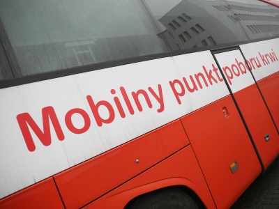 Mobilna klinika centrum krwiodawstwa w trasie