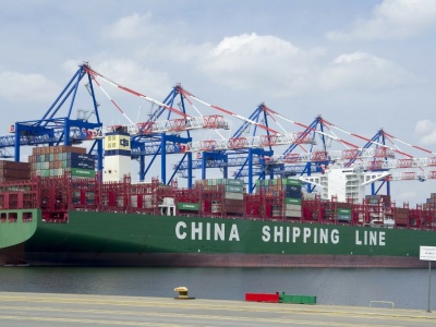 Towary z Chin zalewają Polskę. Skutki dla gospodarki są dalekosiężne