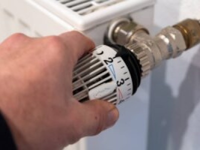 Obowiązkowe minimum ciepła w mieszkaniu. Jak uniknąć kary 15% za skręcony grzejnik?