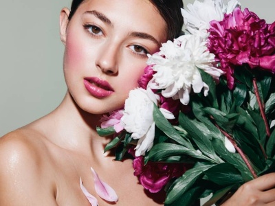 Ten kolor różu polecają wszyscy makijażyści. Daje efekt liftingu, w kilka sekund odejmie lat