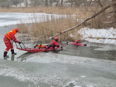 Wskoczyli do zimnej wody i „ratowali