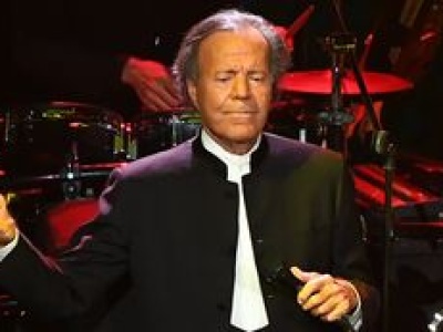 Julio Iglesias oskarżony o molestowanie i handel ludźmi. Nie zgadza się z zarzutami: 