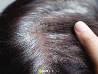 Ten korektor do odrostów za 9 zł w sprayu zakrywa siwiznę i odświeża brąz. 