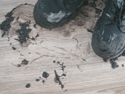 Dodaj do wody i przetrzyj podłogi. Zacieki z soli i błota znikną, a panele będą lśnić