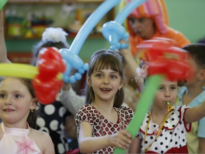 Nowa moda w przedszkolach. Solenizant rozdaje prezenty całej grupie. Matka: Postawiono granicę