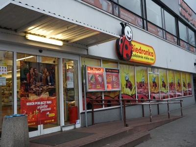 Pensja z Biedronki sprzed lat dziś nie starczyłaby na zakupy. Ale czy naprawdę teraz jest dużo lepiej?