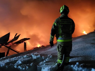 Płonie dom dziecka w Nowym Dworze Gdańskim. „Strażacy jeszcze nie dotarli do źródła ognia”