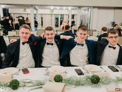 Studniówka raciborskiego Mechanika na bis. Jeden bal, dwa fotoreportaże