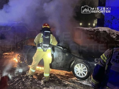 Pożar dwóch aut. Mieszkańcy sugerują podpalenie, policja prowadzi dochodzenie