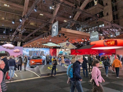 Stellantis testuje „phygital” w praktyce. Cyfrowa sprzedaż na stoisku salonu w Brukseli