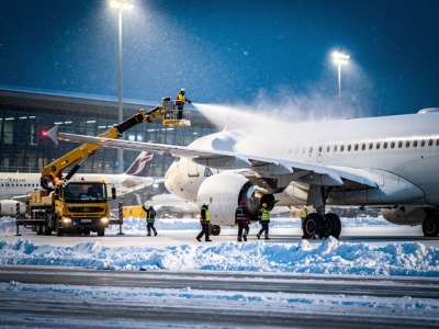 Czy latanie zimą jest bezpieczne? Tajemnice zimowych procedur bezpieczeństwa na lotniskach