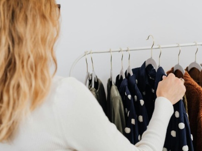 Prosty trik z wieszakami odmieni twoją szafę. Efekt zobaczysz po trzech miesiącach