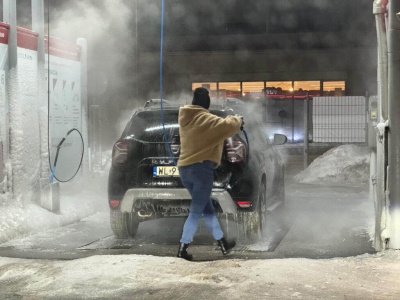 Czy można myć samochód zimą na myjni bezdotykowej? Uważaj na te trzy elementy!