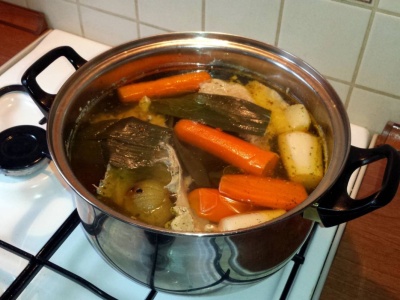 Kiedy włożyć mięso do rosołu? Znaczenie ma temperatura. To sekret idealnego smaku