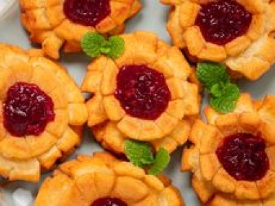 Zamiast zwykłych faworków zrób karnawałowe róże. Od samego patrzenia można zgłodnieć