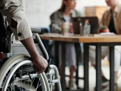 Masz umiarkowany stopień niepełnosprawności? Sprawdź, jakie ulgi i świadczenia ci przysługują