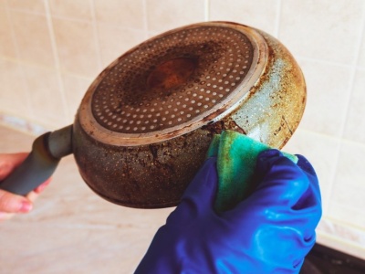 Ten patent to złoto. Moje stare patelnie lśnią jak nowe