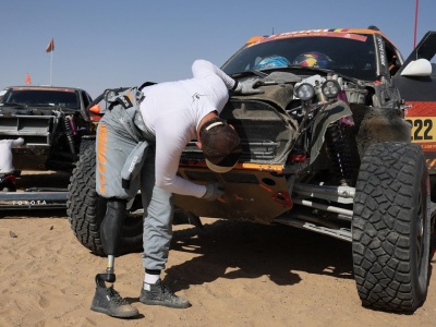 Stracił nogę, wrócił do piekła Dakaru. Na mecie czekał go widok, który odebrał mu mowę