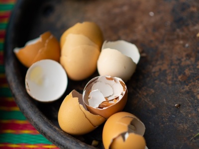 Wstrzymaj się po zrobieniu jajecznicy. To uratuje kwiaty