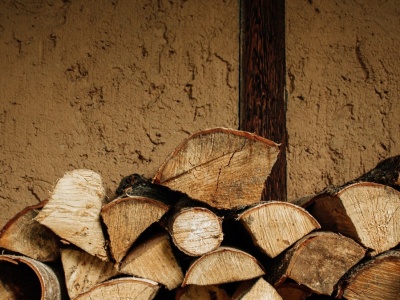Ile kosztuje drewno opałowe? Tyle trzeba zapłacić za jeden kubik