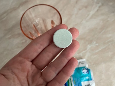 Jedna tabletka i cały syf znika wraz z pianą. 