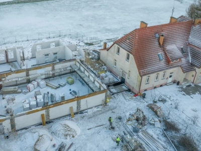 Budowa sali gimnastycznej przy Szkole Podstawowej w Zalesiu nabiera tempa