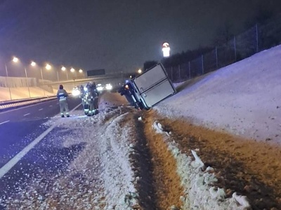 Groźna kolizja na S7. Dostawczy samochód wywrócony na bok obok Orlenu
