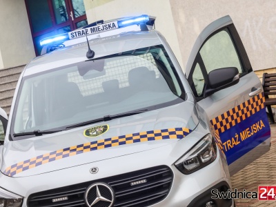 Łyżwiarze na zalewie, bezdomny koczujący w szpitalu i zawalony komin. Interwencje straży miejskiej