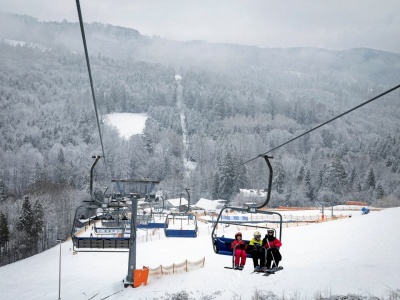 Co się stanie, jak zepsuje się wyciąg narciarski? Pokazali nagranie z ewakuacji