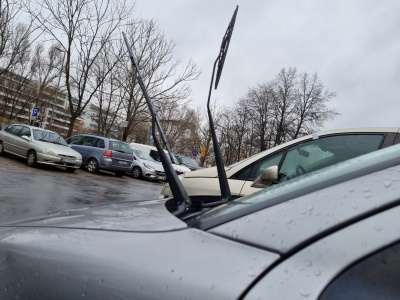 Postawione wycieraczki? Nie zawsze chodzi o mróz. Powód może cię zaskoczyć