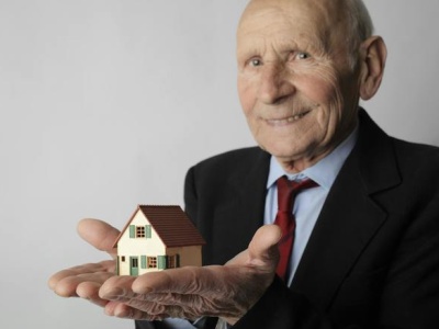 Umowa dożywocia czy służebności: co lepiej chroni seniora i nieruchomość?