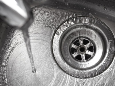 Tak szybko udrożnisz odpływ. Bez chemii i wzywania hydraulika