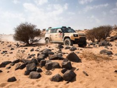 Land Rover Defender udowadnia swoje możliwości w Dakarze. Wygrywa nową kategorię