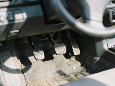 Sypie się niewidocznie, a kierowcy lekceważą ten problem. Efektem są awarie za tysiące złotych