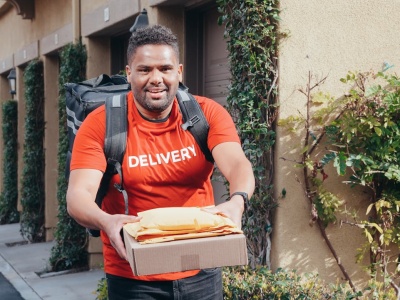 Czy kurier może zostawić paczkę pod drzwiami? Odpowiedzialność za przesyłkę, reklamacja i ciężar dowodu