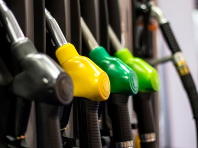 Rekordowe spadki cen paliw to już historia? Kierowcy tankują najtaniej od 4 lat, ale widmo podwyżek powraca